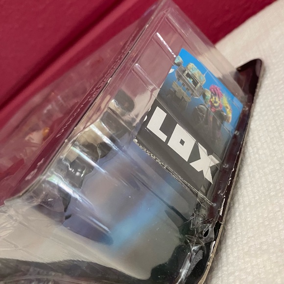 Roblox Lucky Gatito Action Figure With Exclusive virtual item Suerte Kitty New - Picture 6 of 6